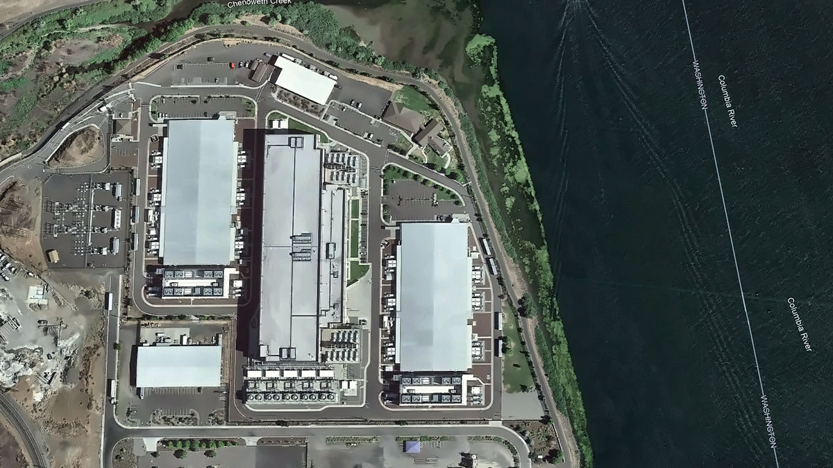 Satellite image of The Dalles Google data center and the adjacent Columbia River.