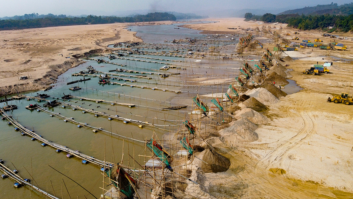 Photo of a sand and gravel extraction operation.