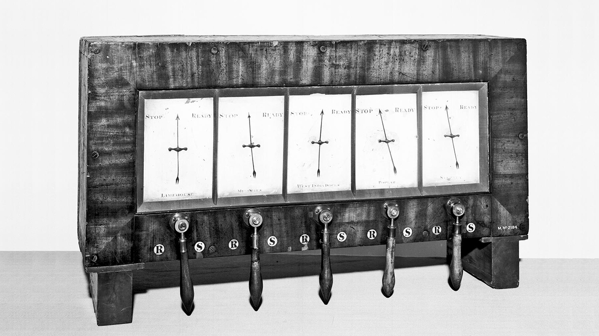 A black-and-white photo of an old telegraph machine
