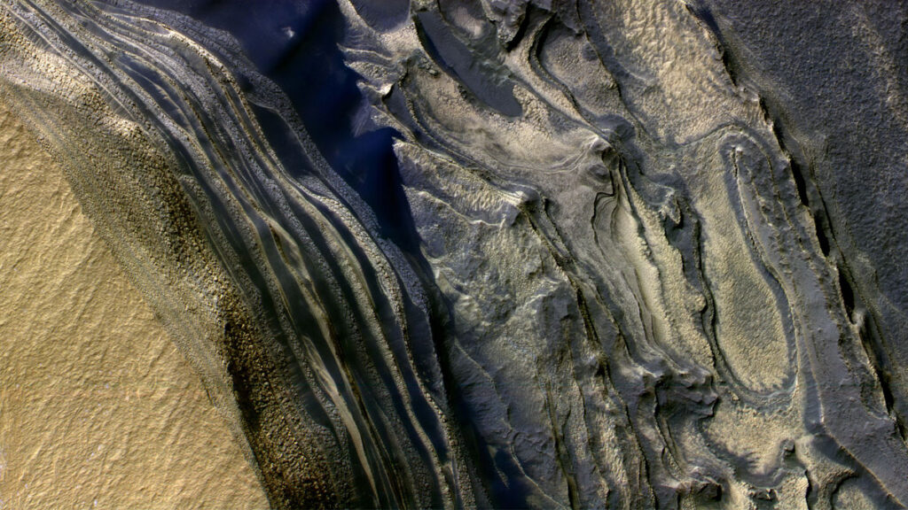 Layers of ice in sand on Mars