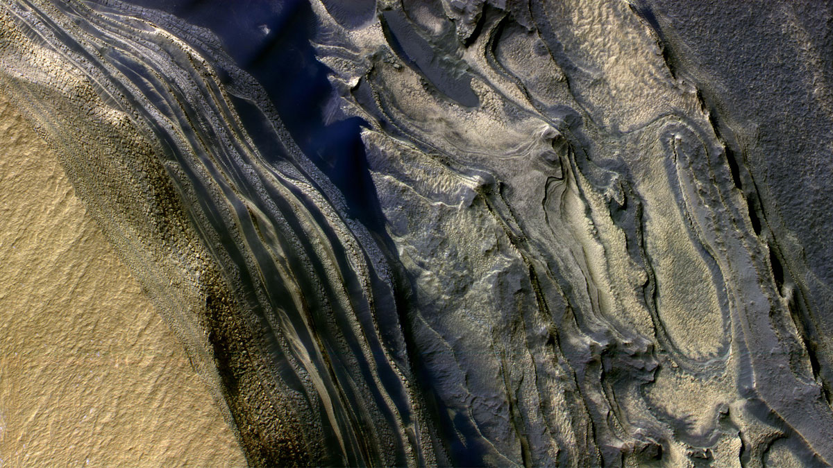 Layers of ice in sand on Mars